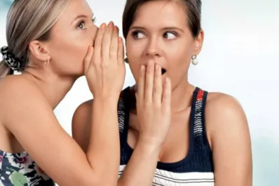 Los chismes hacen felices a las personas, según un estudio: conocé cómo funciona