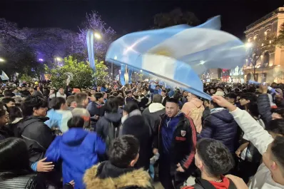 Argentina campeón: ni el frío ni la hora frenaron los festejos de los tucumanos