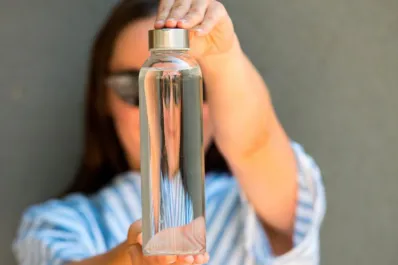 ¿Qué pasa si no limpiamos las botellas reutilizables?
