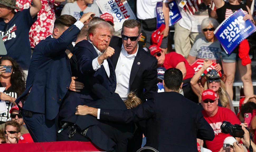 DOS MINUTOS. El tirador realizó varios disparos desde afuera del recinto hasta que Trump fue sacado del lugar.