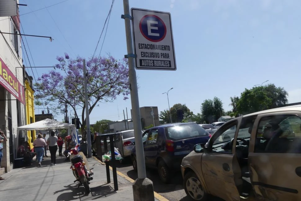 FILAS. “Autos rurales” se acumulan a la espera de pasajeros; antes, estos eran los que aguardaban para viajar. la gaceta / foto de osvaldo ripoll