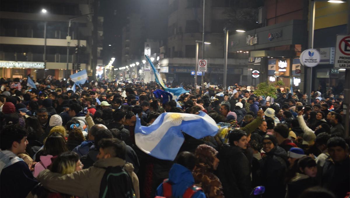 ALTA EN EL CIELO. La bandera fue usada como abrigo por muchos hinchas.