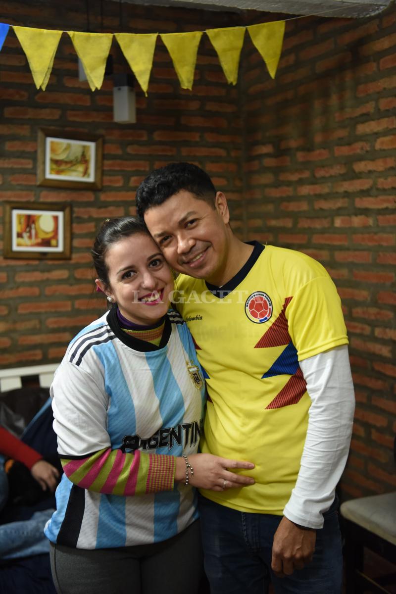 AMOR POR DOS. Claudia y Albeiro están en pareja desde hace cinco años. Ella es argentina y él colombiano. Foto: Juan Pablo Sánchez Noli - LA GACETA