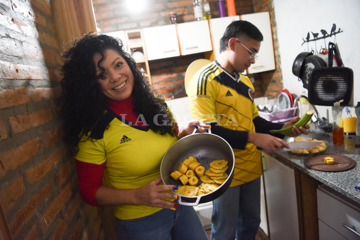 COCINA. Luz y su hijo Duvan prepararon los patacones con queso costeño. Foto: Juan Pablo Sánchez Noli - LA GACETA