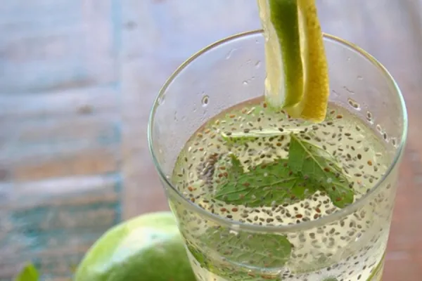 Agua de limón con chía: cuáles son sus beneficios y a qué hora debemos tomarla