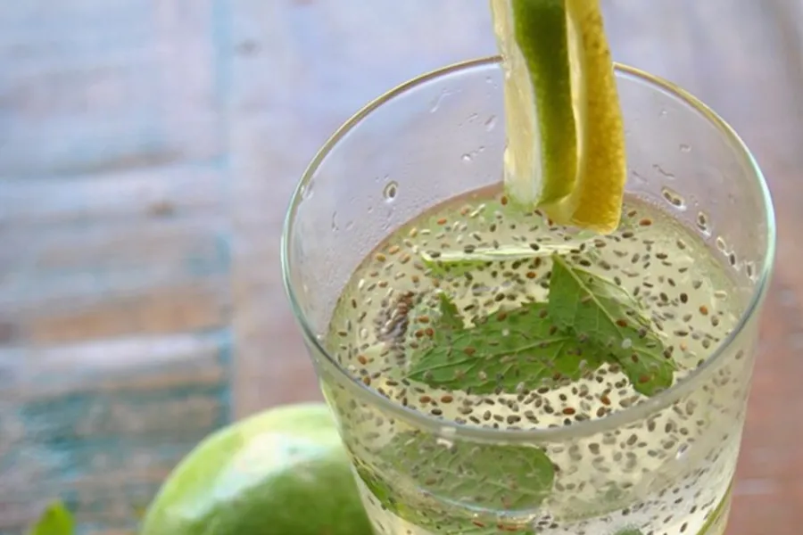 Agua de limón con chía: cuáles son sus beneficios y a qué hora debemos tomarla