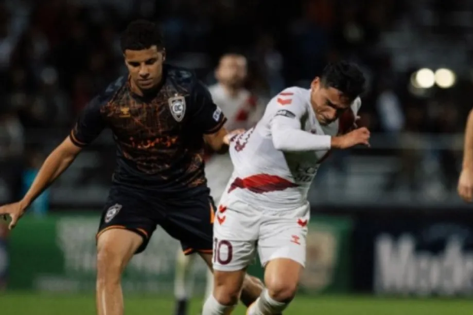 POTENCIA. Pese a que un rival lo sujeta de la camista, Parano intenta seguir con la pelota. Foto: Instagram @cristian_parano11