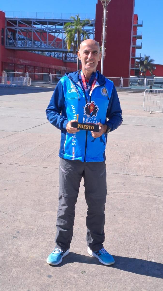 CORONADO. El tucumano muestra su trofeo de ganador en el playón del autódromo internacional.