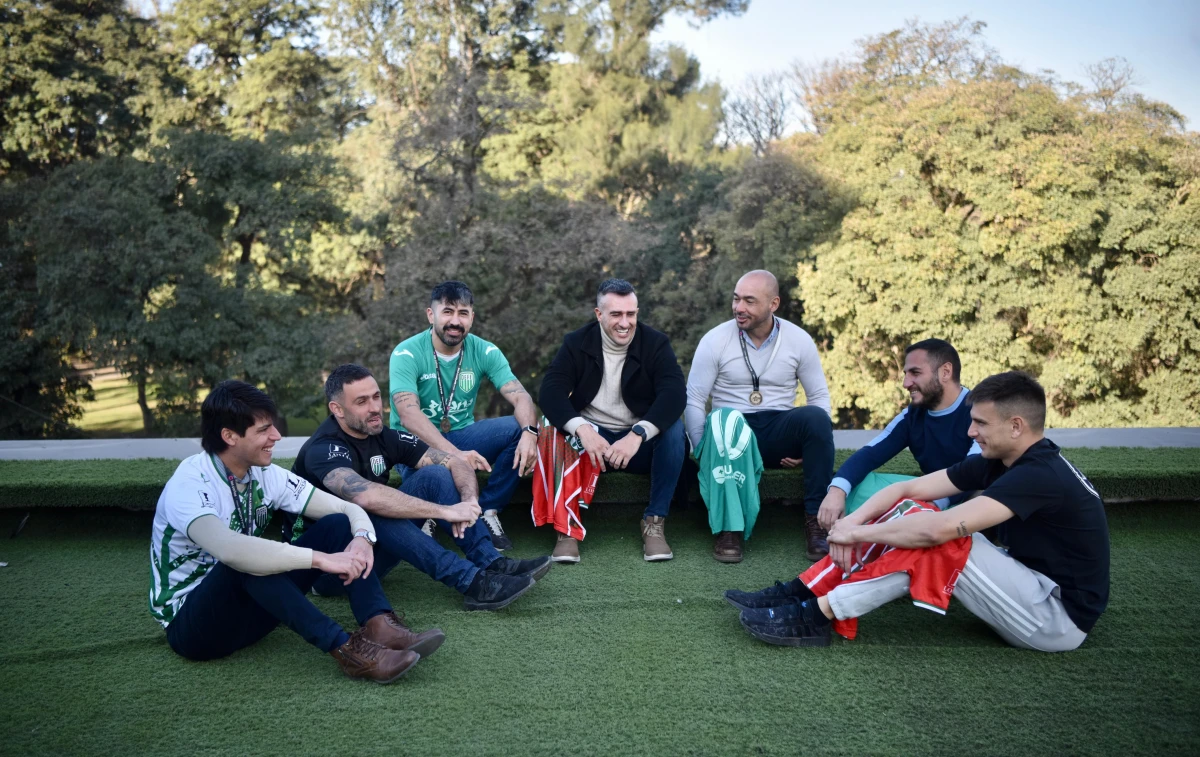 CELEBRACIÓN. Tras obtener la Copa de Oro del torneo de Las Cañas, algunos integrantes de Defe se juntó a celebrar.