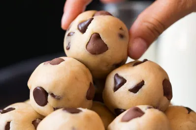 Bocaditos de masa cookie saludables: sin horno, sin harinas y bajo en grasa para tener un snack en la heladera