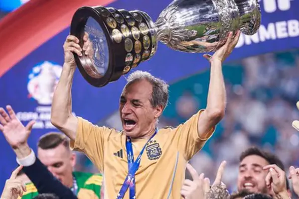 La locura argentina no tiene límites: un hincha se tatuó el tobillo de Lionel Messi y…¡al utilero de la Selección!