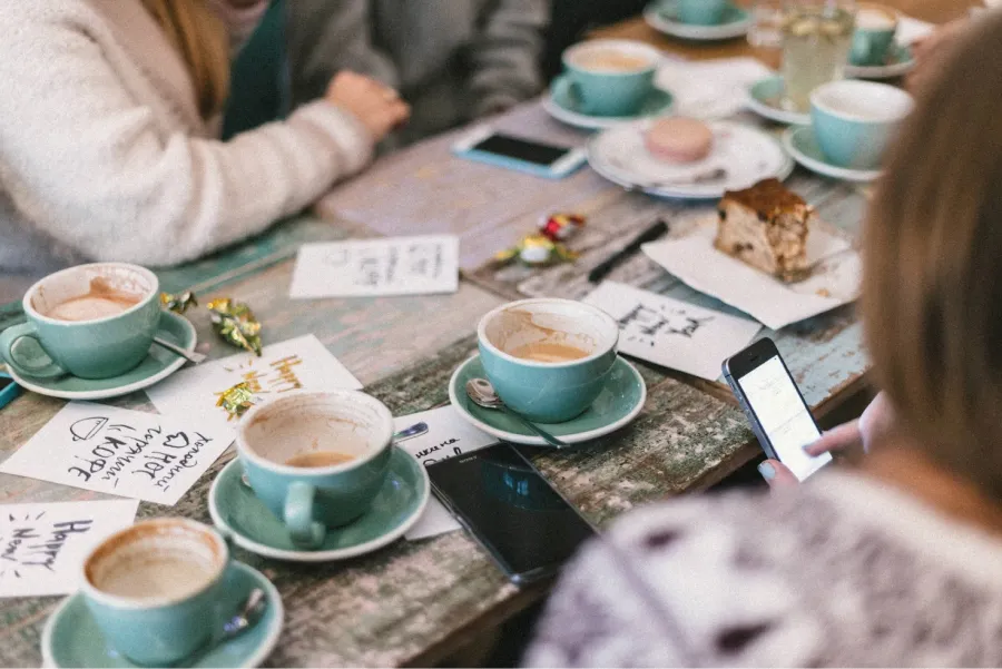 DIA DEL AMIGO. Algunas cafeterías de Tucumán están ofreciendo opciones para pasar una tarde diferente con amigos. / UNSPLASH.