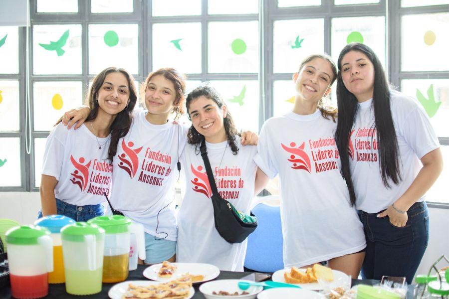 JÓVENES POR EL AMBIENTE Y LA EDUCACIÓN. Martina y otras participantes de la  Fundación Líderes de Ansenuza./Foto:Linkedin Martina Sequeira