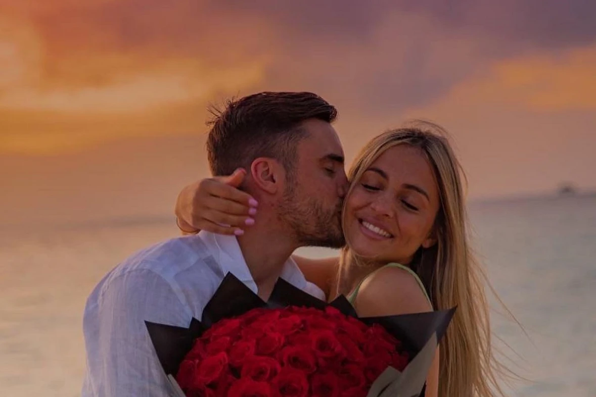 ENAMORADOS. Nicolás Tagliafico besa a Carolina Calvagni, durante la propuesta de casamiento.