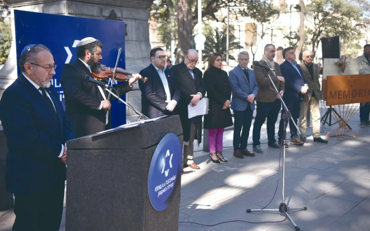 PLAZA INDEPENDENCIA. Representantes de la comunidad judía de la provincia encabezaron el acto, que incluyó discursos y emotivas intervenciones. LA GACETA / FOTO DE INÉS QUINTEROS ORIO.