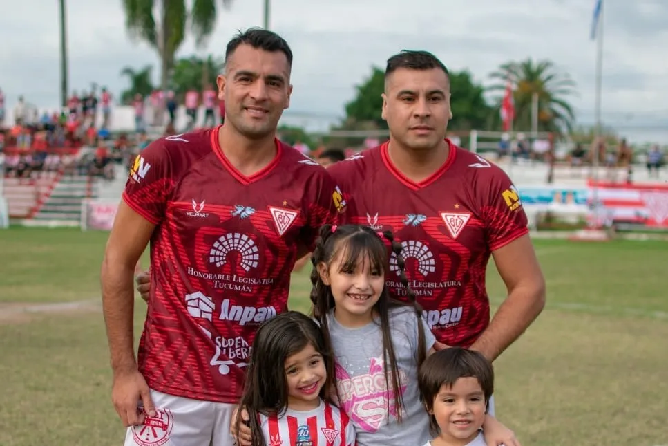 HERMANOS Y GOLEADORES. Antes de un juego, Gastón y Abel posan con los pequeños Morena, Ámbar y Benicio. 