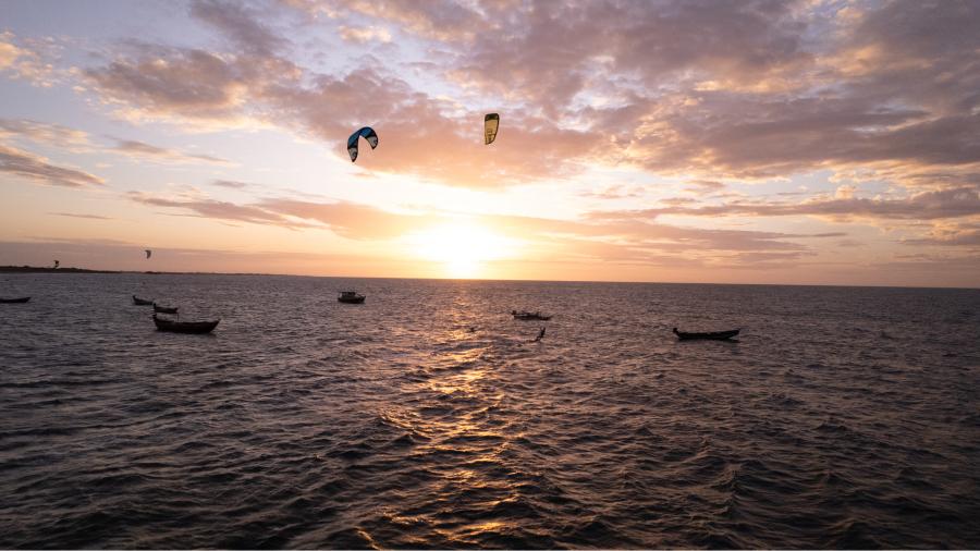 DEPORTE. El kitesurf se posiciona como un deporte emocionante que debutará en los Juegos Olímpicos París 2024. / EMBRATUR.