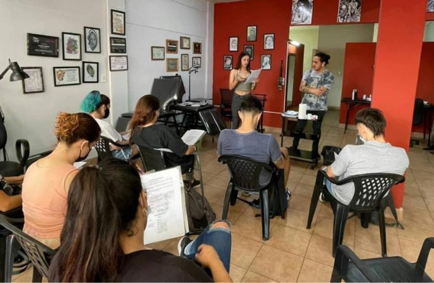 ENSEÑANZA. Madre Tinta brinda cursos, talleres y seminarios sobre tatuajes y piercings para principiantes y practicantes avanzados. / INSTAGRAM @paulatusa.