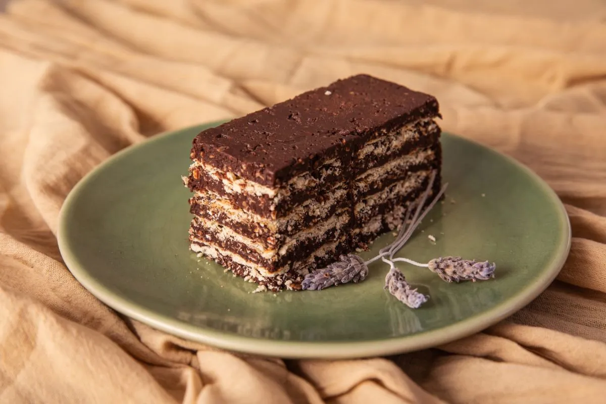 Una torta a base de avena, galletas de agua y chocolate.