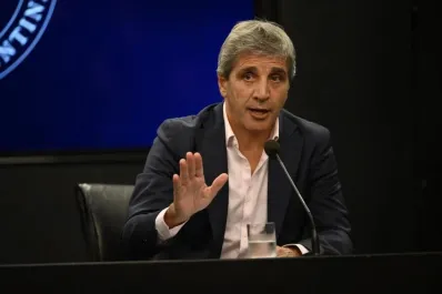 Caputo explicó su frase sobre el peso fuerte y dijo que comprar dólares hoy no es una buena inversión