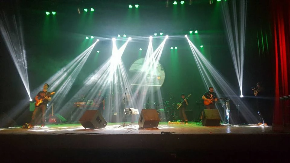 LUCES Y MÚSICA. Una nueva y atractiva puesta en la sala teatral.