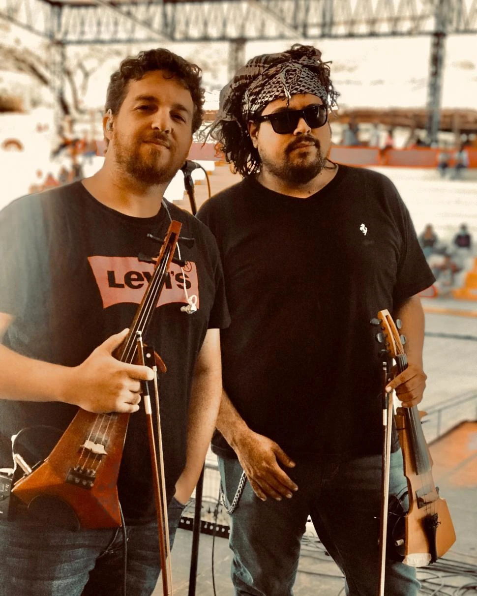 CON LOS VIOLINES EN MARCHA. Matías Unzaga y Martín Salazar forman la banda que afirma su identidad.