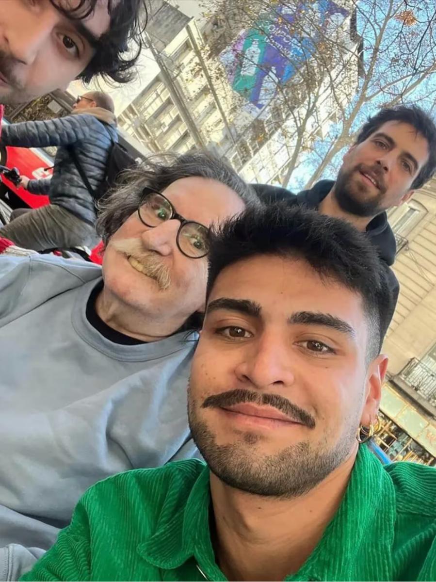 Charly García tuvo un inesperado encuentro con sus fans en la puerta de su casa