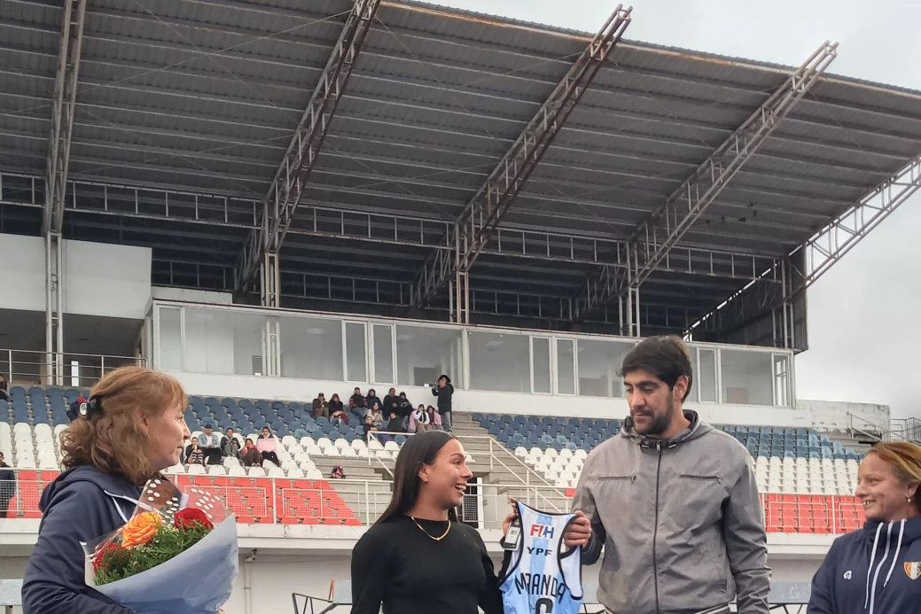 EN CASA. Miranda recibió flores por parte de los dirigentes de su club. FOTOS PRENSA ASOCIACIÓN TUCUMANA DE HOCKEY