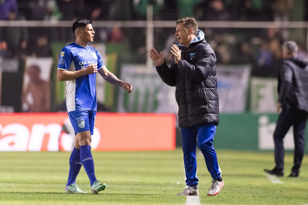 DIÁLOGO. Sava le da varias indicaciones a Marcelo Estigarribia, el delantero podría volver a ser titular el domingo.