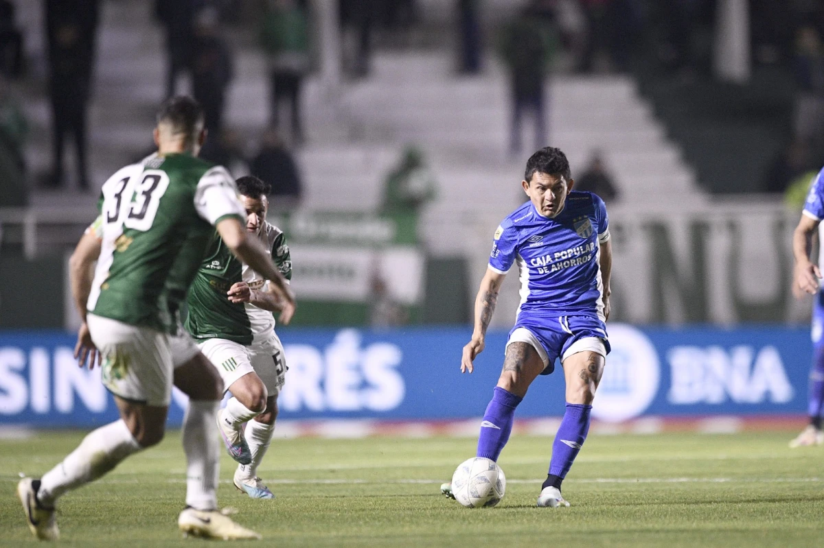 EXQUISITO. Con una pincelada, el simoqueño le sirvió el gol a Renzo Tesuri para el 1-1 de Atlético Tucumán con Banfield. Foto de Matías Nápoli.