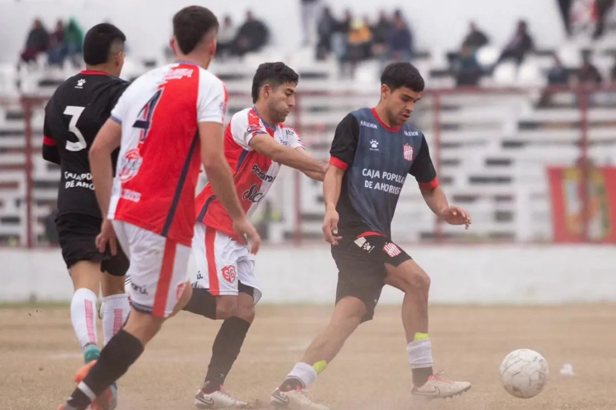 FRICCIONADO. Santino Lucena Chamorro le realiza marca personal a Agustín Graneros, mediocampista de San Martín.