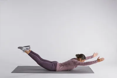 La rutina infalible para marcar el abdomen sin levantarte del piso y desde casa