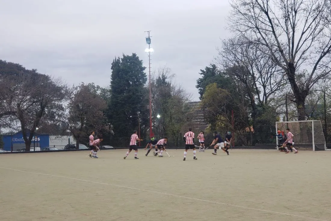 REPETIDA. La escena de los jugadores de San Martín en el área del equipo rival fue constante.