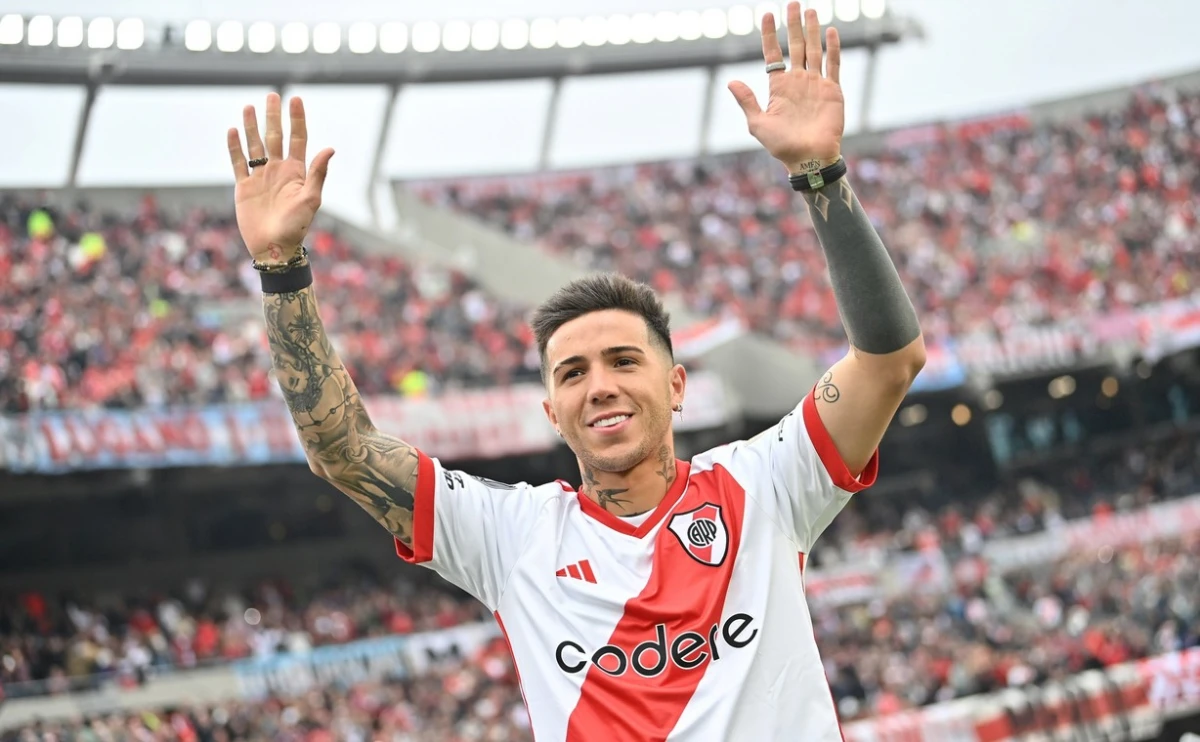 Enzo Fernández entró al Monumental, se puso la camiseta de River y fue ovacionado