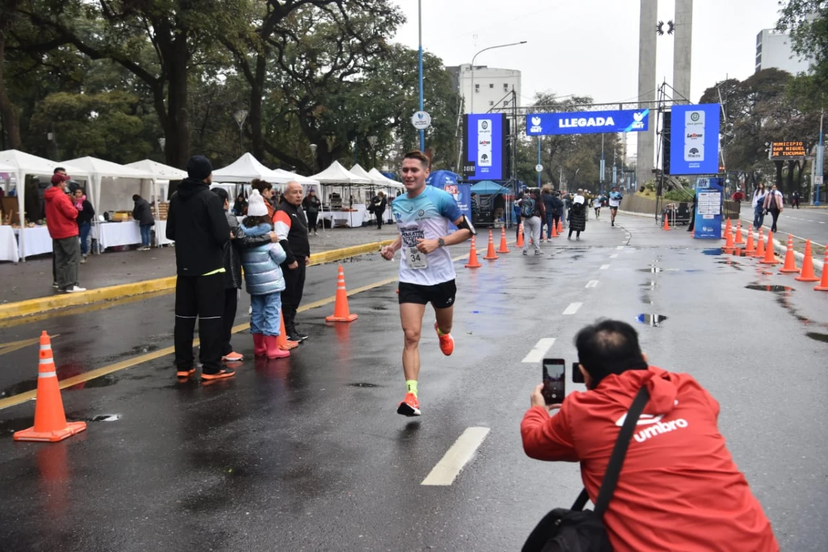   MARATON.- la maratón de 10 km, en Yerba Buena, avenida Perón esquina pasaje Juan Pablo ll.