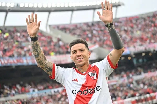 Enzo Fernández entró al Monumental, se puso la camiseta de River y fue ovacionado