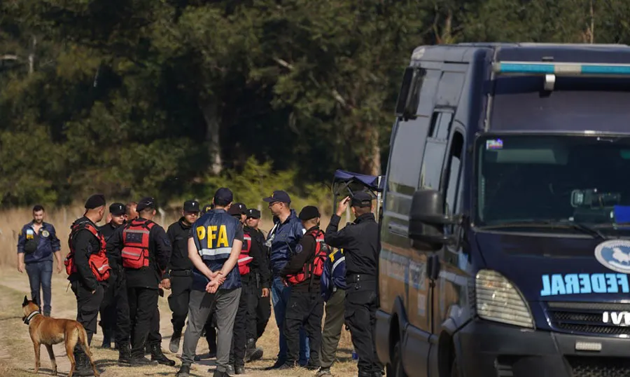 ESPERANDO INSTRUCCIONES. Los efectivos de la Policía Federal antes de comenzar con el rastrillaje en un campo.