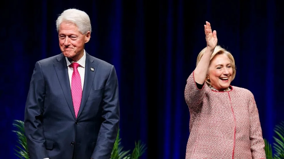 Bill y Hillary Clinton respaldaron la decisión de Joe Biden