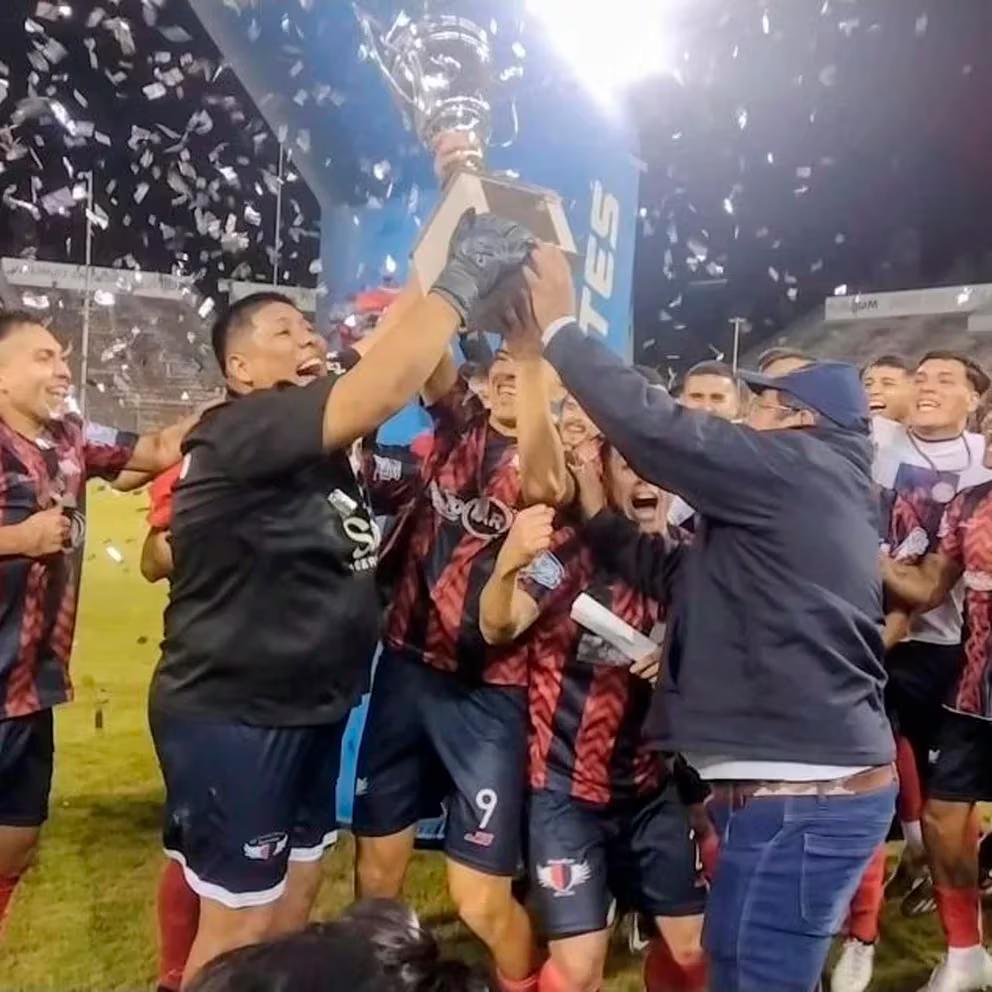 A lo “Dibu” Martínez: atajó un penal, anotó el gol para consagrarse campeón y se volvió furor en las redes