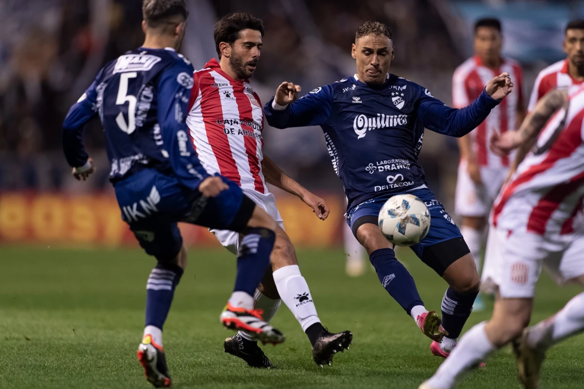 EN DISPUTA. San Martín de Tucumán y Quilmes empatan 1 a 1, por la fecha 24 de la Primera Nacional.