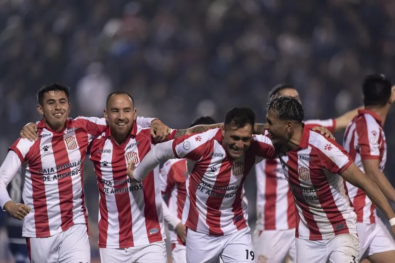 SONRISA DE LÍDER. San Martín repitió “11” titular de la fecha pasada y superó por completo a Quilmes.