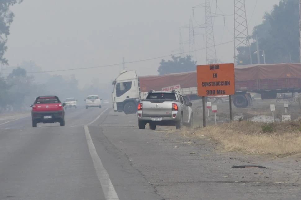 SITUACIÓN HABITUAL. Resulta común en las rutas que falte una adecuada señalización o semáforos; sobre todo en los ingresos de caminos laterales. 