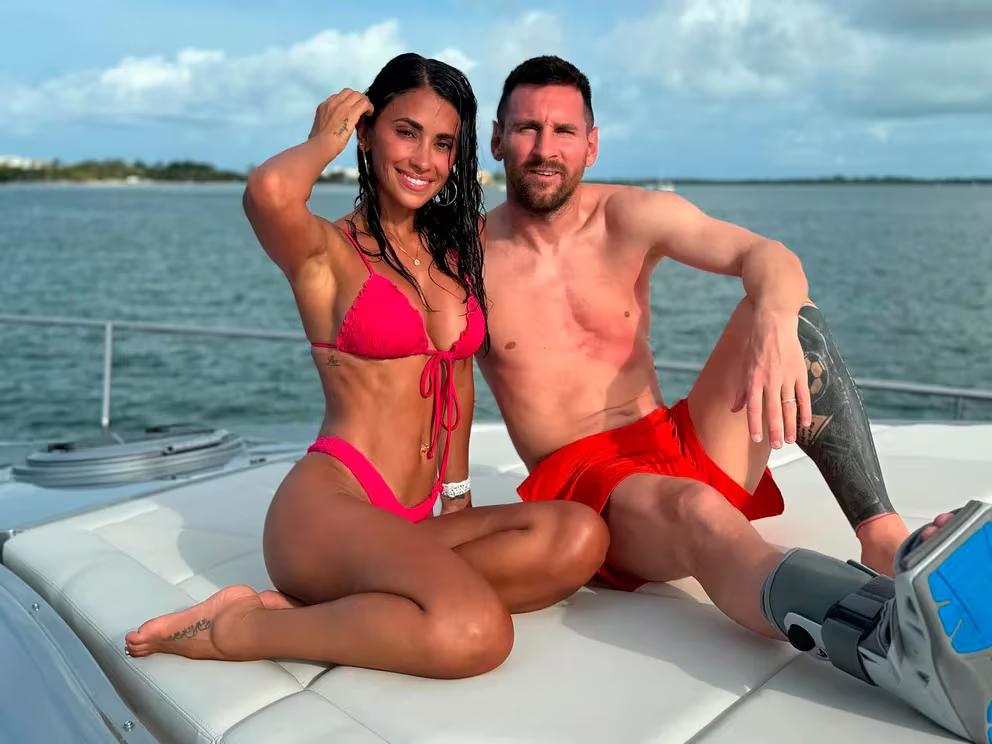 Antonela Roccuzzo publicó imágenes sobre el descanso de Lionel Messi y Luis Suárez: mirá el cambio de look y el detalle que se hizo viral