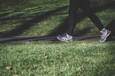 ¿Qué tan rápido debemos caminar un kilómetro para quemar grasas?