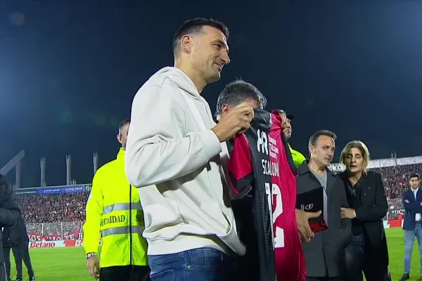 Homenaje a Lionel Scaloni en el Marcelo Bielsa: fue a ver el partido de Newell´s
