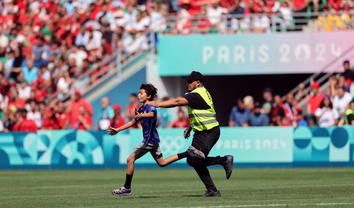 Escándalo en los Juegos Olímpicos: por invasión de hinchas de Marruecos, la Selección huyó del campo de juego