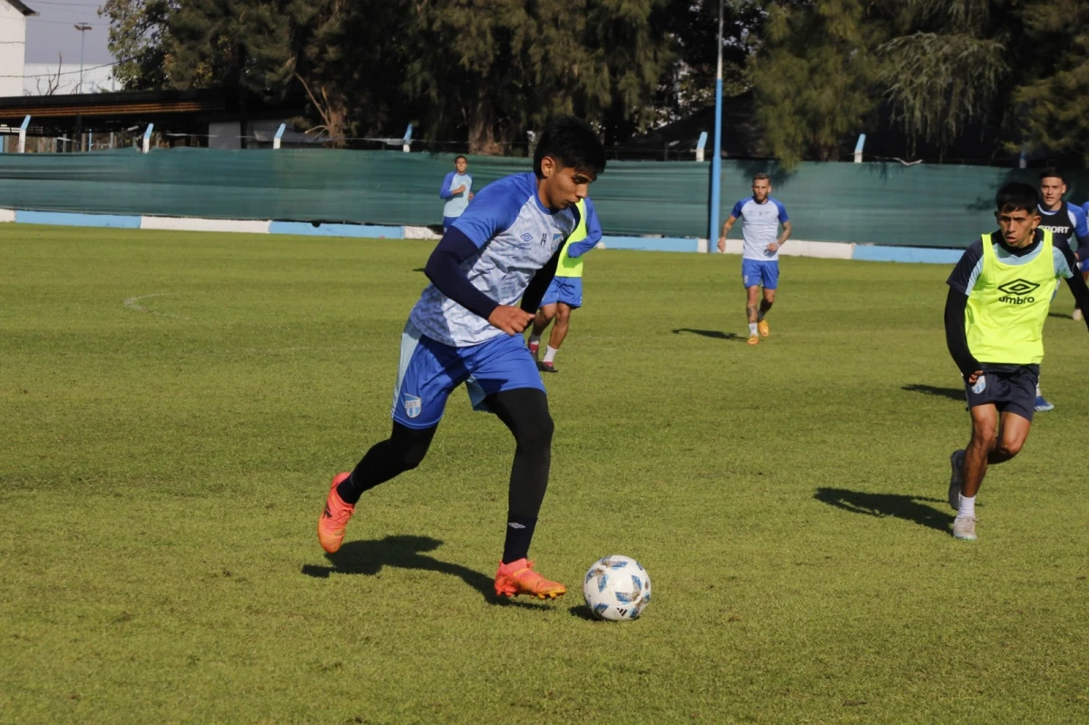 SE FUE. El lateral Agustín Lagos ya debutó en Vélez. Foto: Prensa CAT