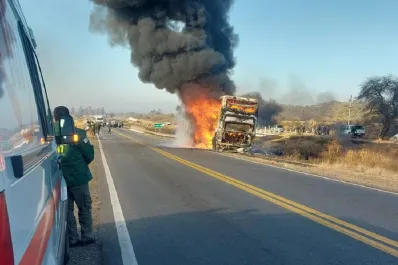 Tras el incendio de un ómnibus en el peaje de Trancas, habilitan el tránsito en la ruta 9