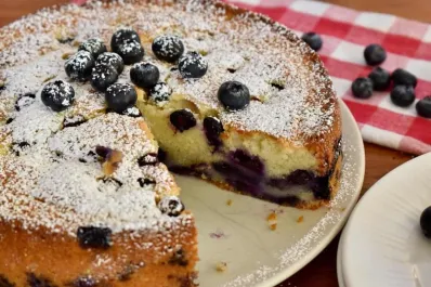 Te vas a sorprender con esta receta de bizcochuelo de ricota y arándanos sin harina ni manteca