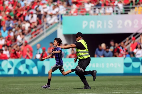 Escándalo en los Juegos Olímpicos: por invasión de hinchas de Marruecos, la Selección huyó del campo de juego